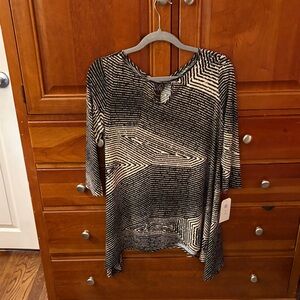 Black and White Women's Top. Key hole top. 3/4 sleeve. Asymmetrical bottom.